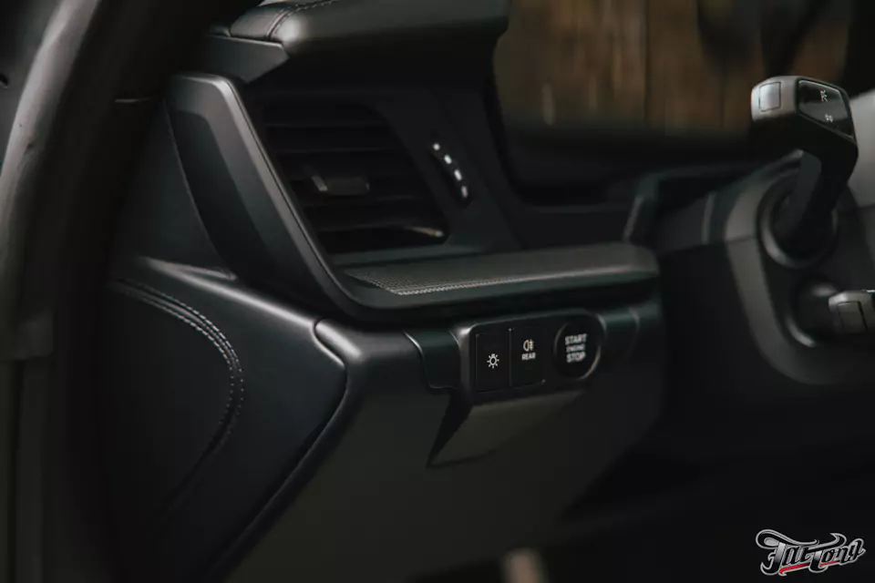 Забронировали Porsche 911 (992) Turbo S Cabriolet прозрачным глянцевым полиуретаном, защитили глянец в салоне, обработали кожу керамикой и обработали мягкую крышу